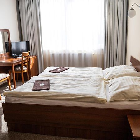 City Hotel B&B, Reception 24 7, 800M Od-From R1, Free Parking 班斯卡-比斯特里察 外观 照片
