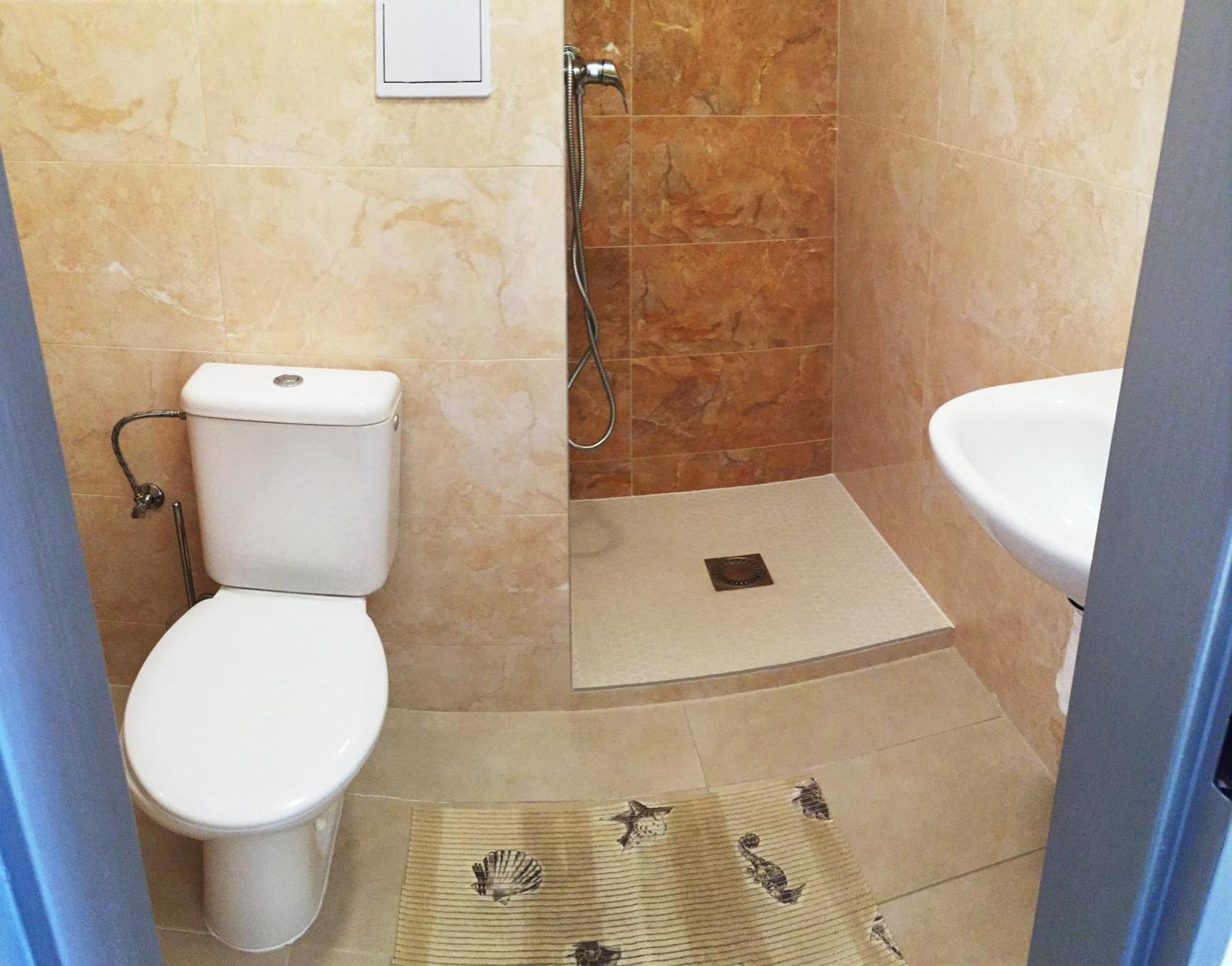 City Hotel B&B, Reception 24 7, 800M Od-From R1, Free Parking 班斯卡-比斯特里察 外观 照片