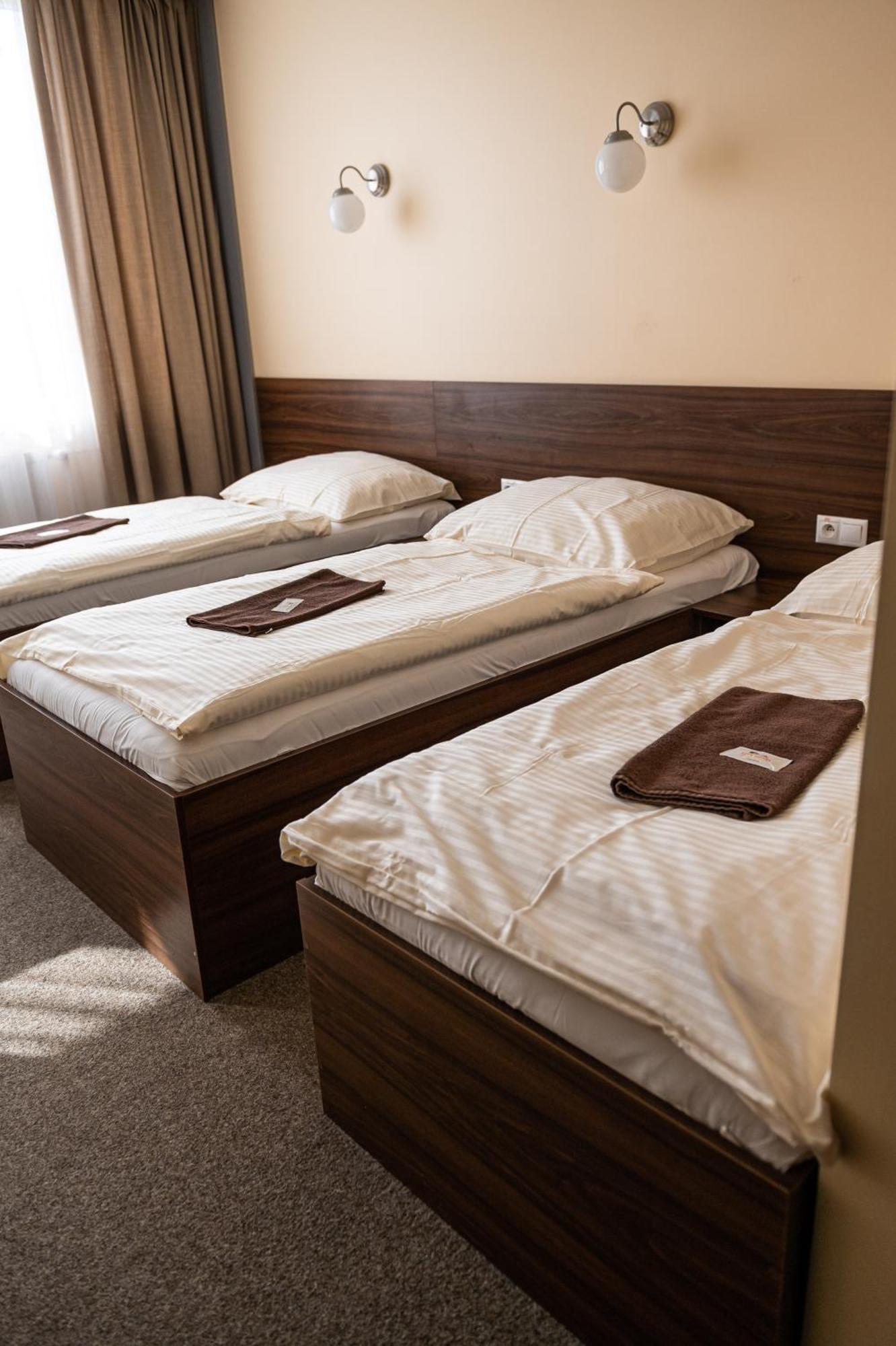 City Hotel B&B, Reception 24 7, 800M Od-From R1, Free Parking 班斯卡-比斯特里察 外观 照片