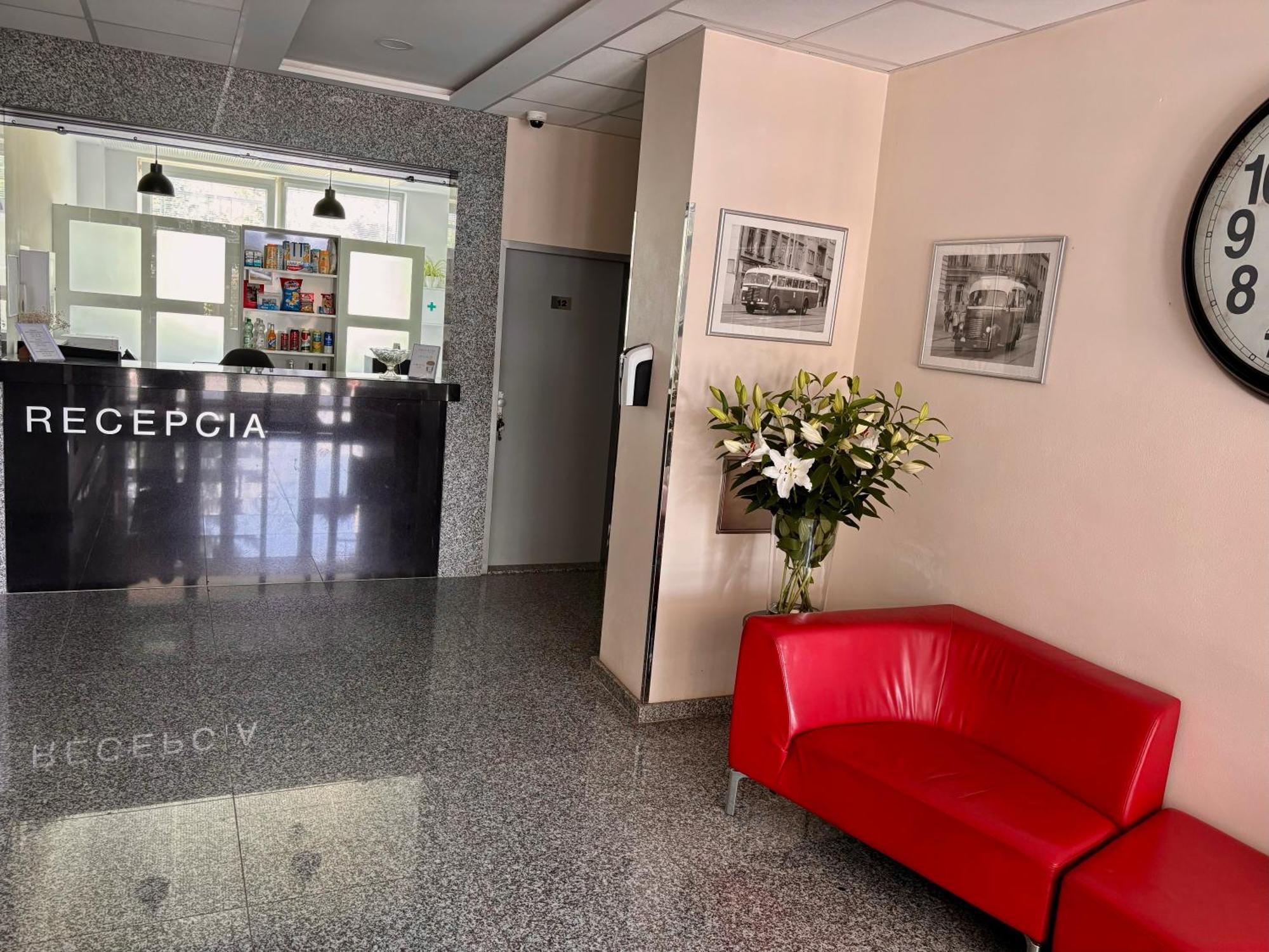 City Hotel B&B, Reception 24 7, 800M Od-From R1, Free Parking 班斯卡-比斯特里察 外观 照片
