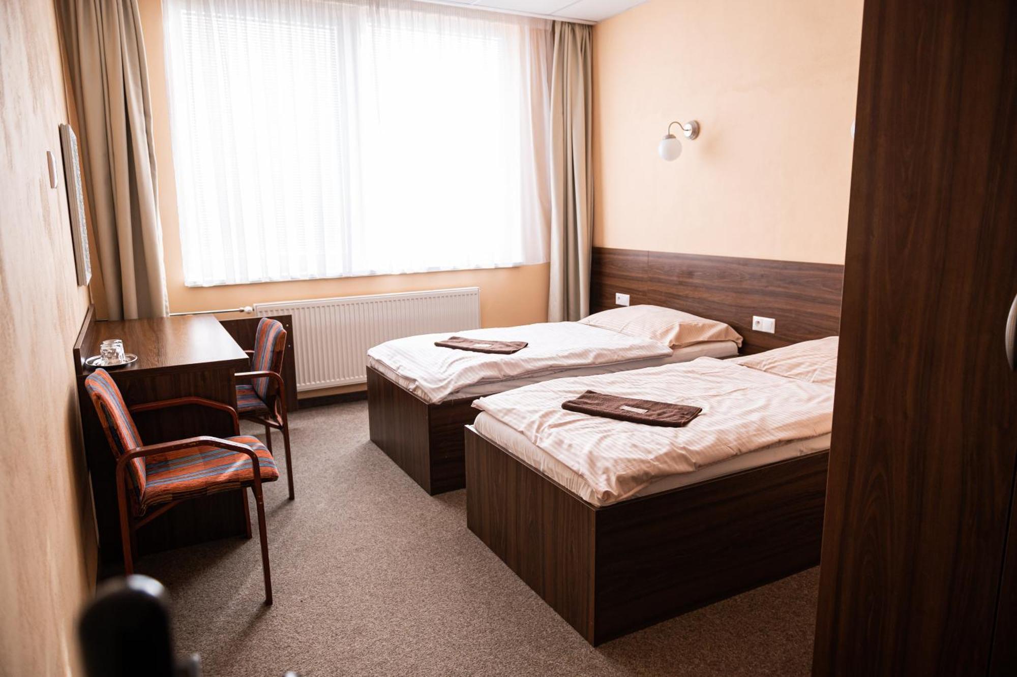 City Hotel B&B, Reception 24 7, 800M Od-From R1, Free Parking 班斯卡-比斯特里察 外观 照片