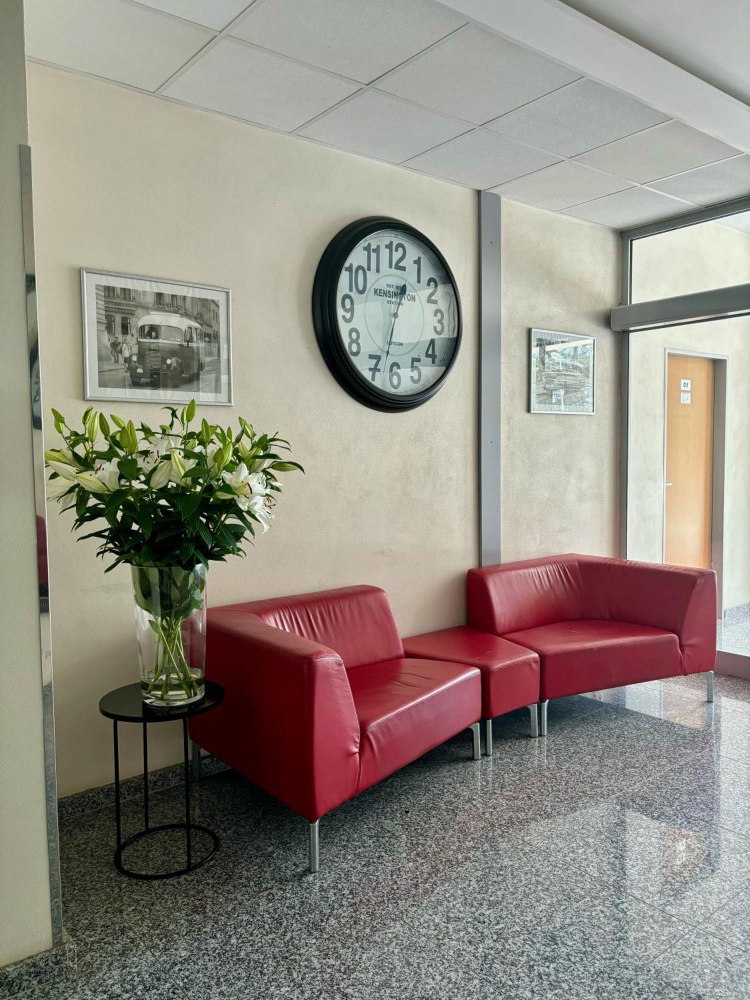 City Hotel B&B, Reception 24 7, 800M Od-From R1, Free Parking 班斯卡-比斯特里察 外观 照片