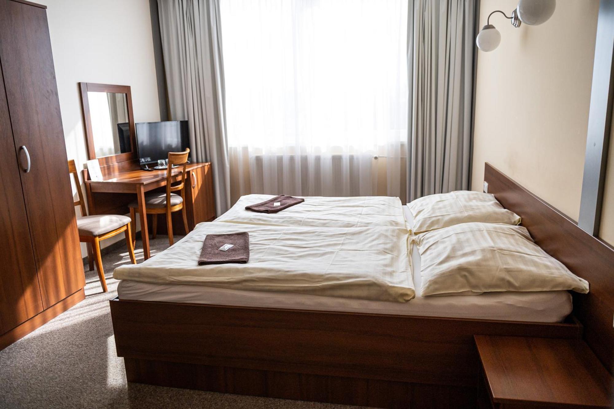 City Hotel B&B, Reception 24 7, 800M Od-From R1, Free Parking 班斯卡-比斯特里察 外观 照片