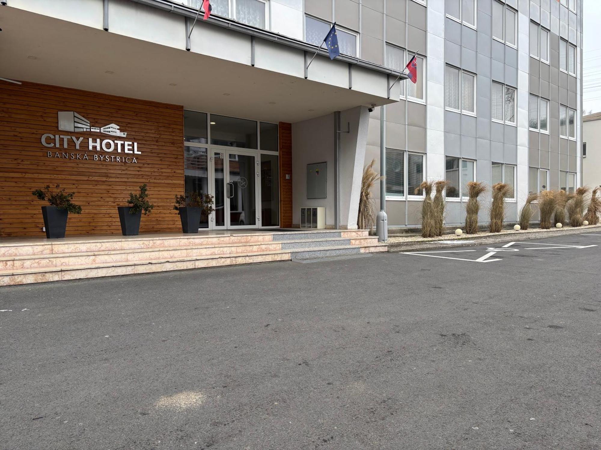 City Hotel B&B, Reception 24 7, 800M Od-From R1, Free Parking 班斯卡-比斯特里察 外观 照片