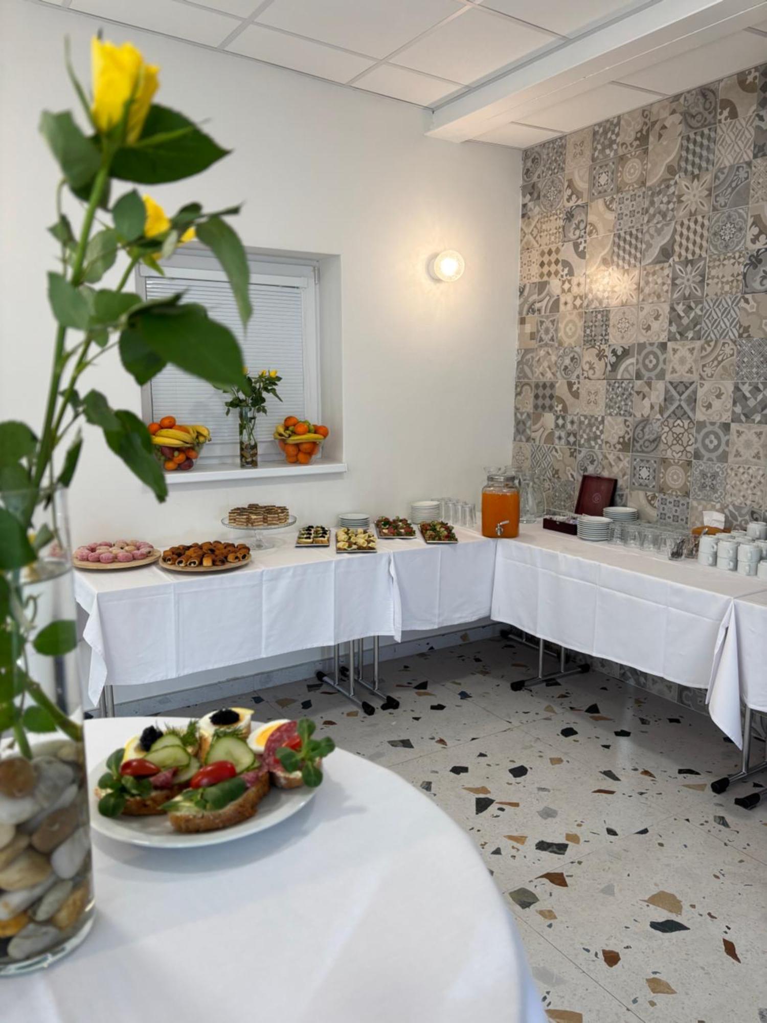 City Hotel B&B, Reception 24 7, 800M Od-From R1, Free Parking 班斯卡-比斯特里察 外观 照片