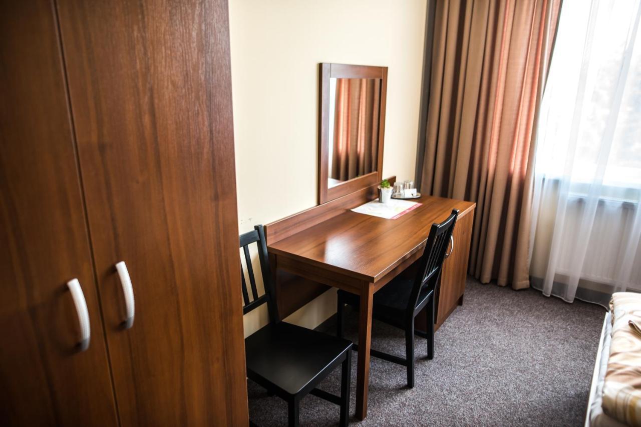 City Hotel B&B, Reception 24 7, 800M Od-From R1, Free Parking 班斯卡-比斯特里察 外观 照片