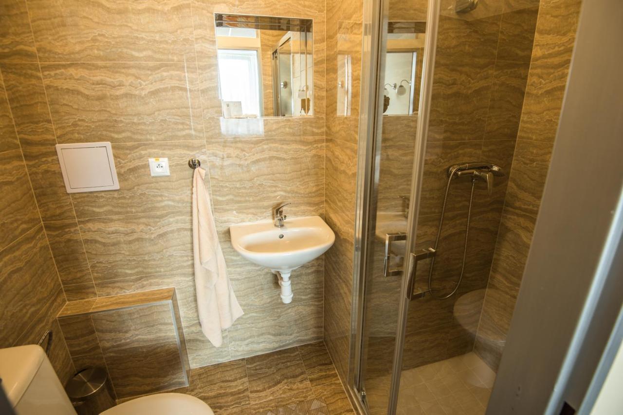 City Hotel B&B, Reception 24 7, 800M Od-From R1, Free Parking 班斯卡-比斯特里察 外观 照片