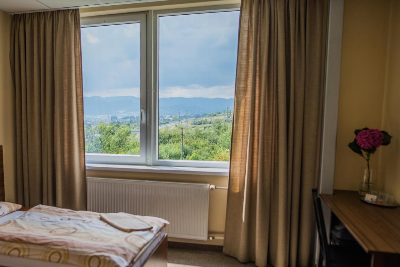 City Hotel B&B, Reception 24 7, 800M Od-From R1, Free Parking 班斯卡-比斯特里察 外观 照片
