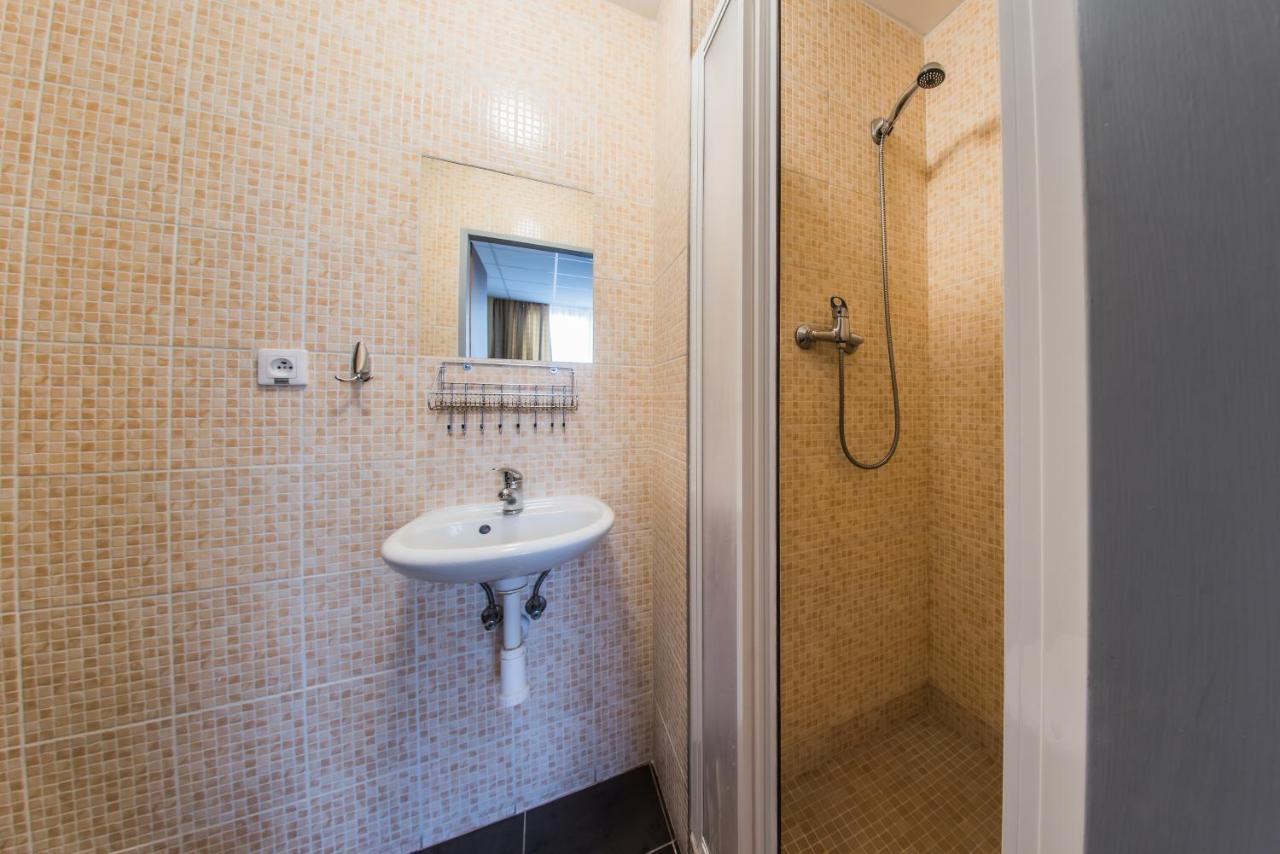 City Hotel B&B, Reception 24 7, 800M Od-From R1, Free Parking 班斯卡-比斯特里察 外观 照片