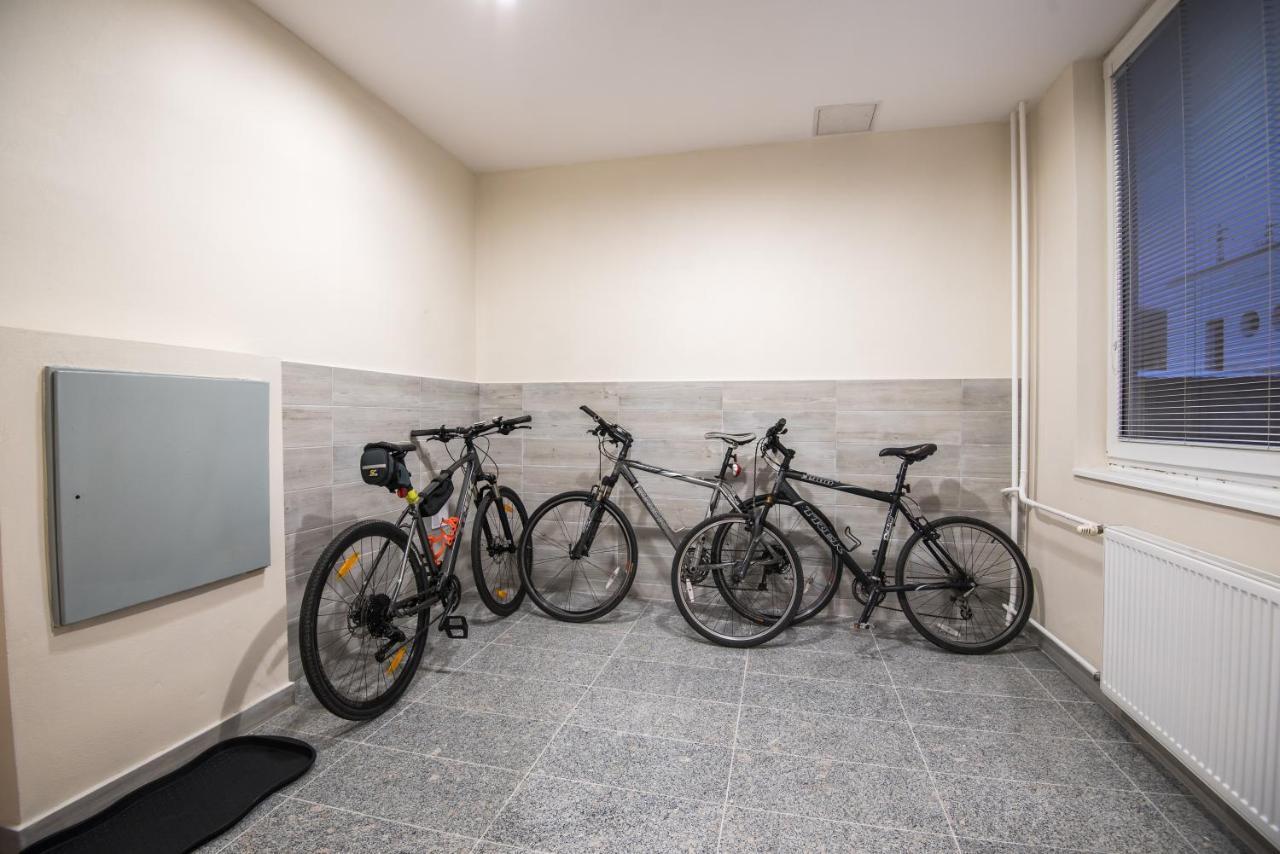City Hotel B&B, Reception 24 7, 800M Od-From R1, Free Parking 班斯卡-比斯特里察 外观 照片