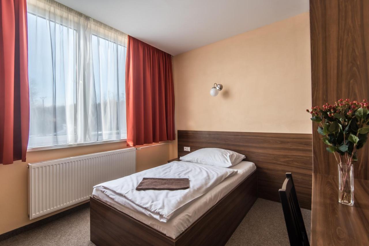 City Hotel B&B, Reception 24 7, 800M Od-From R1, Free Parking 班斯卡-比斯特里察 外观 照片