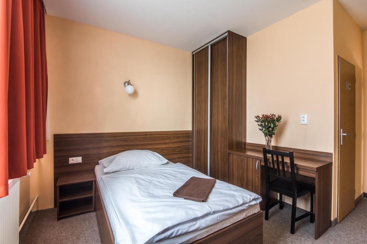 City Hotel B&B, Reception 24 7, 800M Od-From R1, Free Parking 班斯卡-比斯特里察 外观 照片