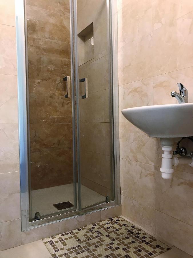 City Hotel B&B, Reception 24 7, 800M Od-From R1, Free Parking 班斯卡-比斯特里察 外观 照片