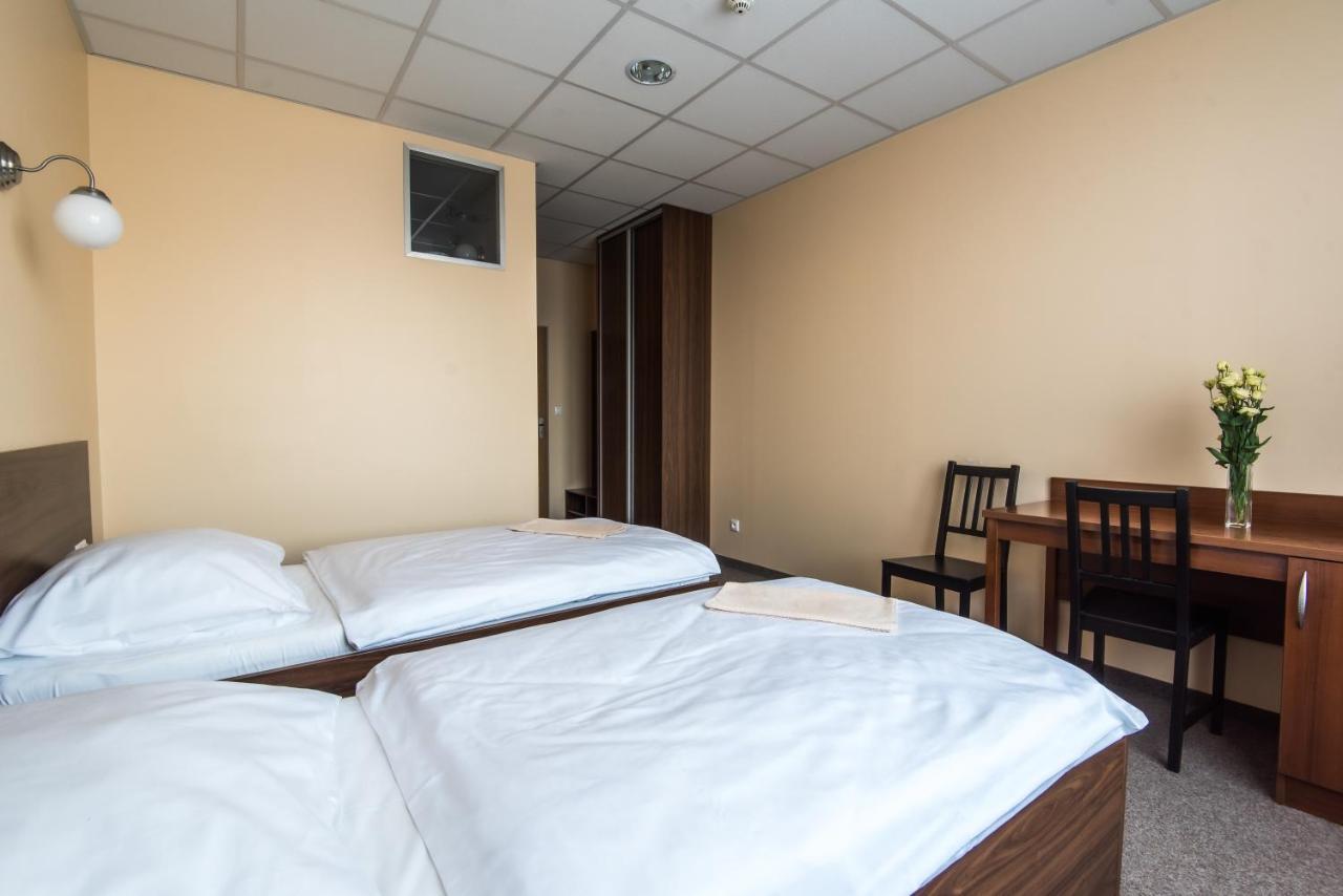 City Hotel B&B, Reception 24 7, 800M Od-From R1, Free Parking 班斯卡-比斯特里察 外观 照片